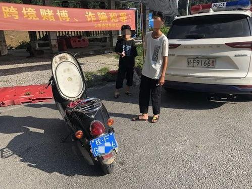 蜀黍骑机车吃瓜,夏日街头一景