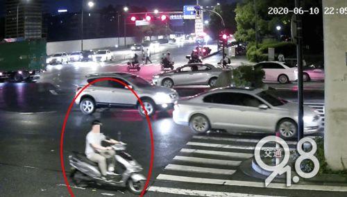 小伙吃瓜尴尬时刻,小伙遭遇意外“瓜”事