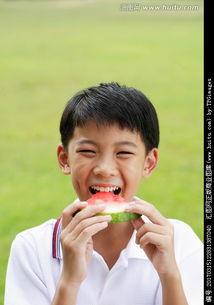 男童吃瓜照片高清,高清捕捉男童欢乐吃瓜瞬间