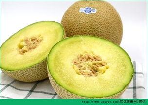 小孩吃哈密瓜挖着吃